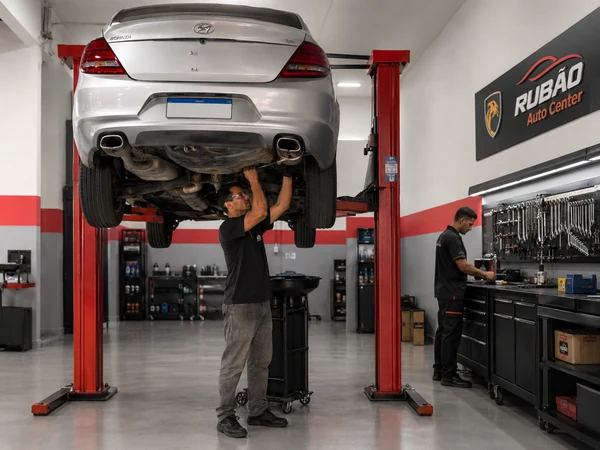 Mecânico do Rubão Auto Center trabalhando embaixo de um carro
