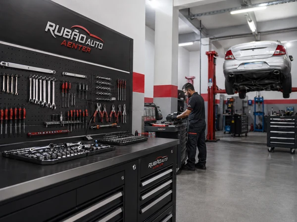 Estrutura interna e painel de ferramentas do Rubão Auto Center